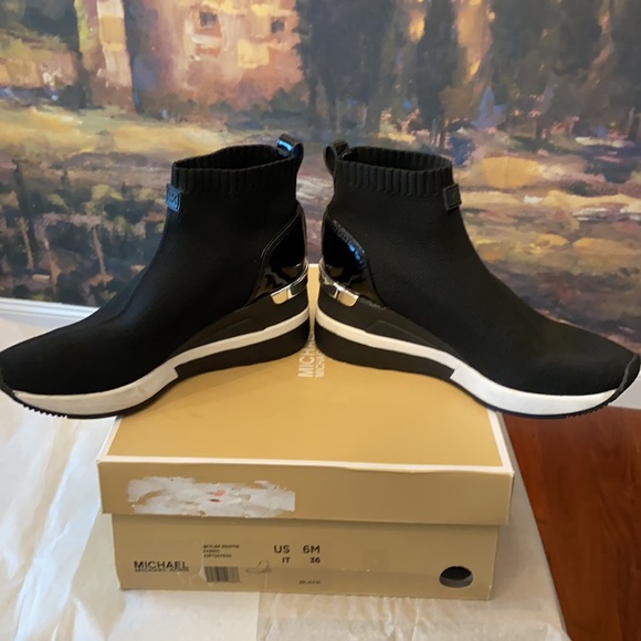 Michael Kors Skyler Bootie - Picture 7 of 14